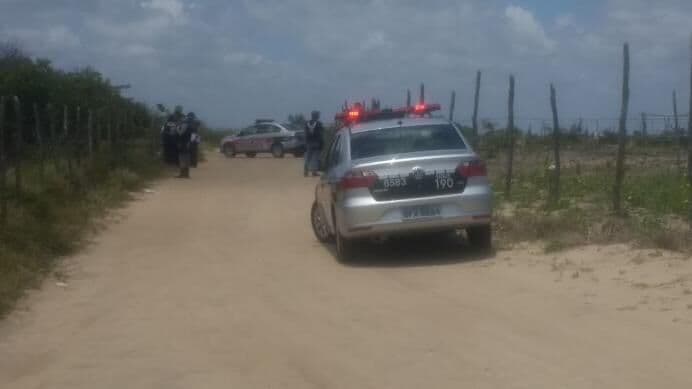 Polícia encontra corpo carbonizado e investiga se é jovem sequestrado durante a madrugada