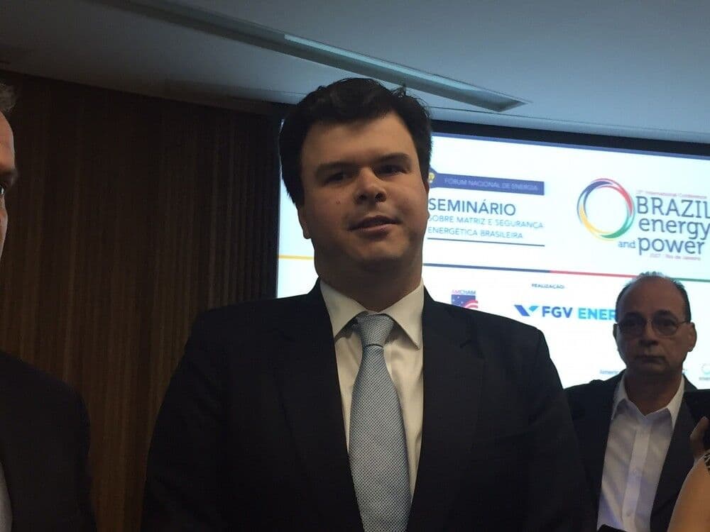 Ministro de Energia admite que conta de luz poderá ficar ainda mais cara