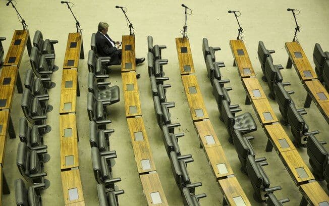 Deputados ganham folga de 10 dias em meio a impasses por reforma da Previdência