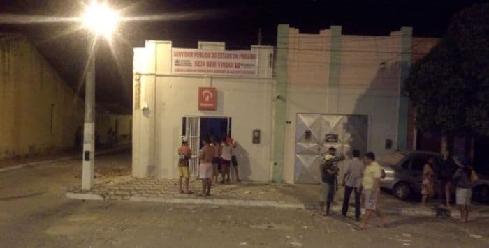 Quatro homens explodem agência bancária e roubam cofre no Sertão do Estado
