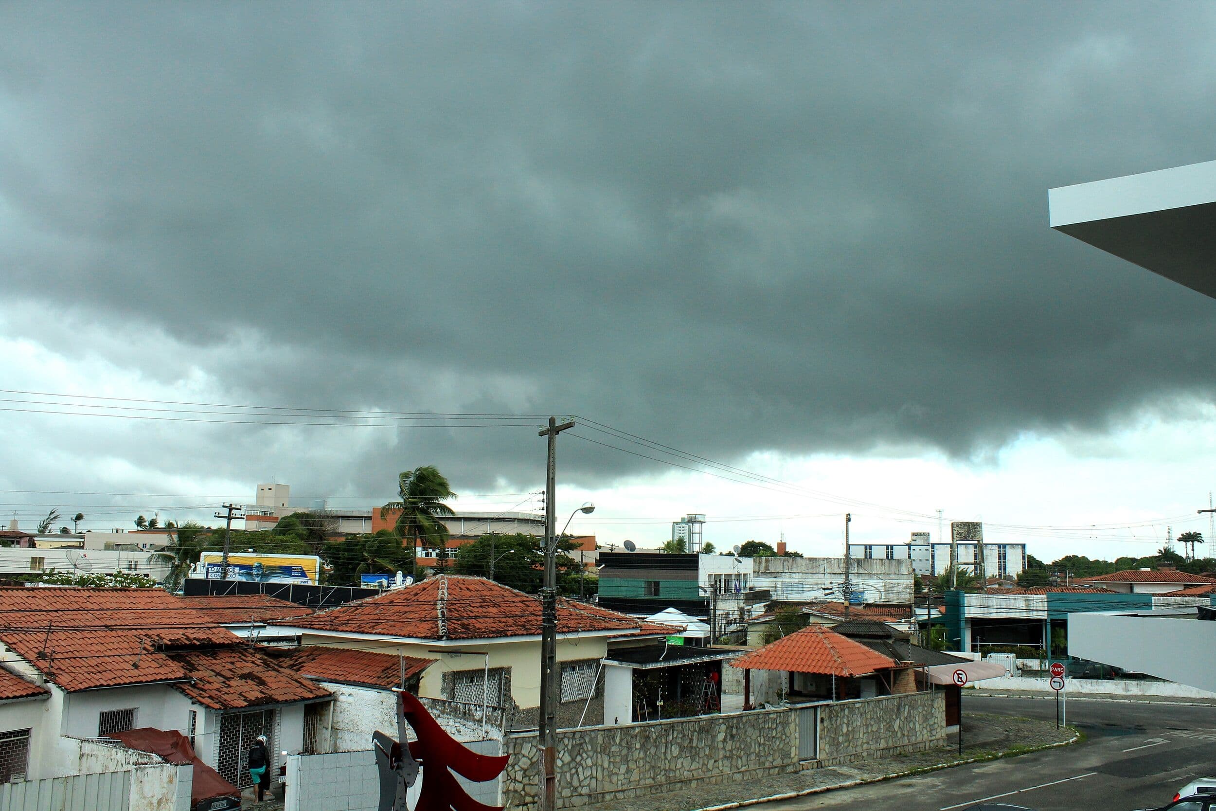 Não vai dar praia: feriadão tem tempo nublado e pancadas de chuva no litoral paraibano
