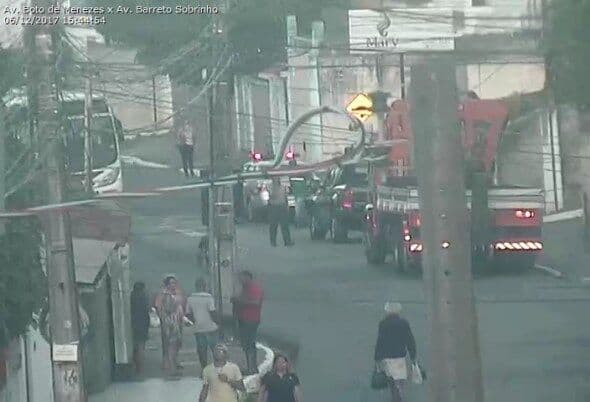 Motorista passa mal e colide ônibus com poste em João Pessoa