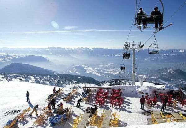 Pane em teleférico deixa 100 pessoas presas em estação de esqui na França
