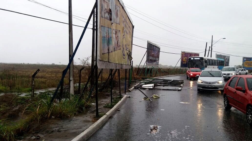 Chuva e ventania causam transtornos em João Pessoa