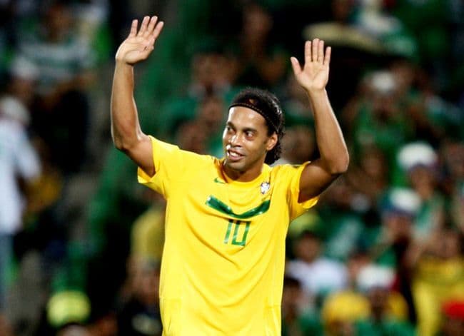 Aos 37 anos, Ronaldinho Gaúcho se aposenta do futebol