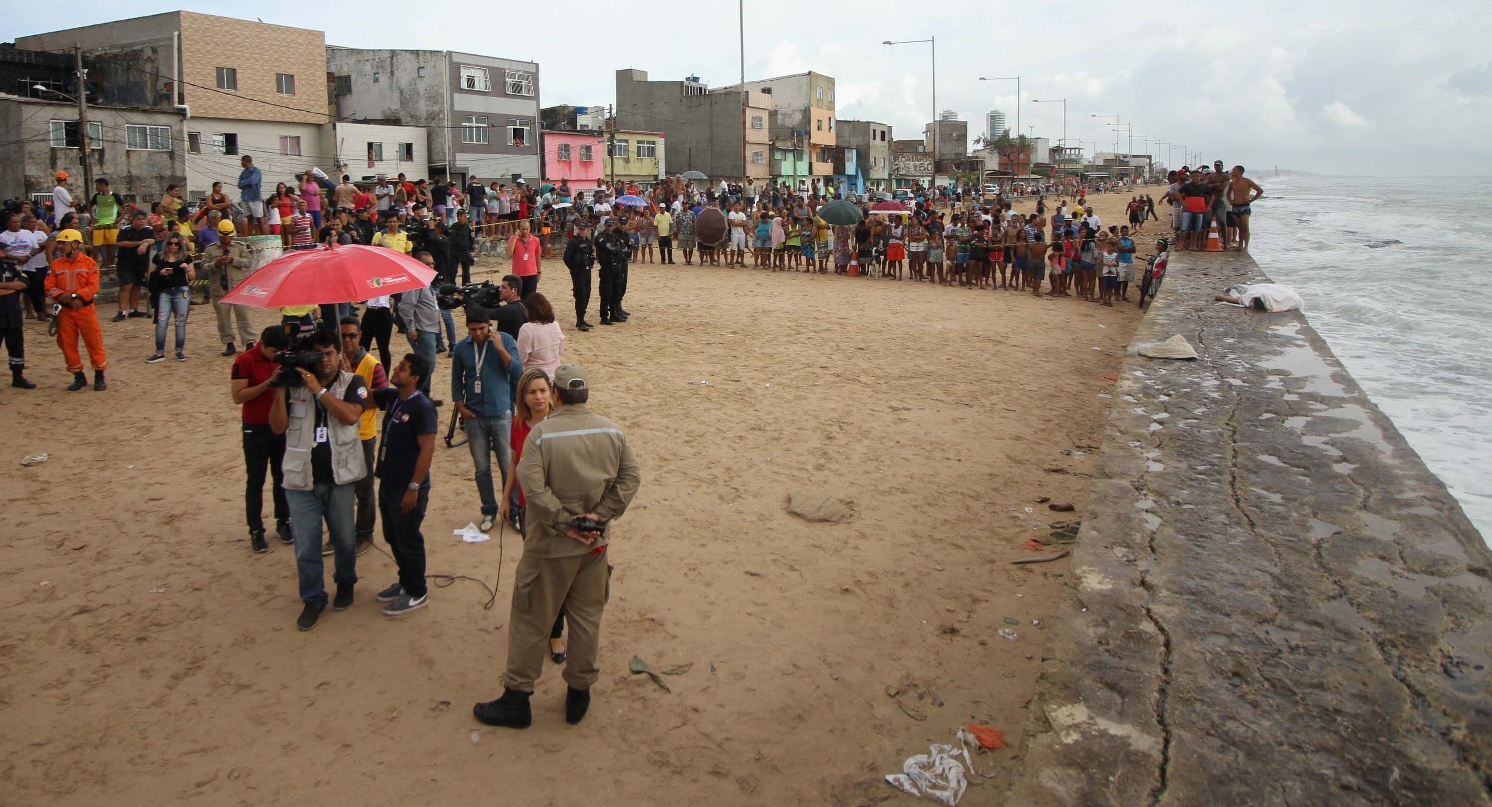 Câmera de segurança flagra momento exato da queda do Globocop no Recife