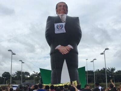 Movimento Direita Paraibana traz 'Bolsozord' de Bolsonaro para João Pessoa