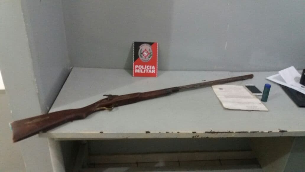 Polícia apreende adolescente com arma de fogo em Santa Rita e cumpre mandado em Mari
