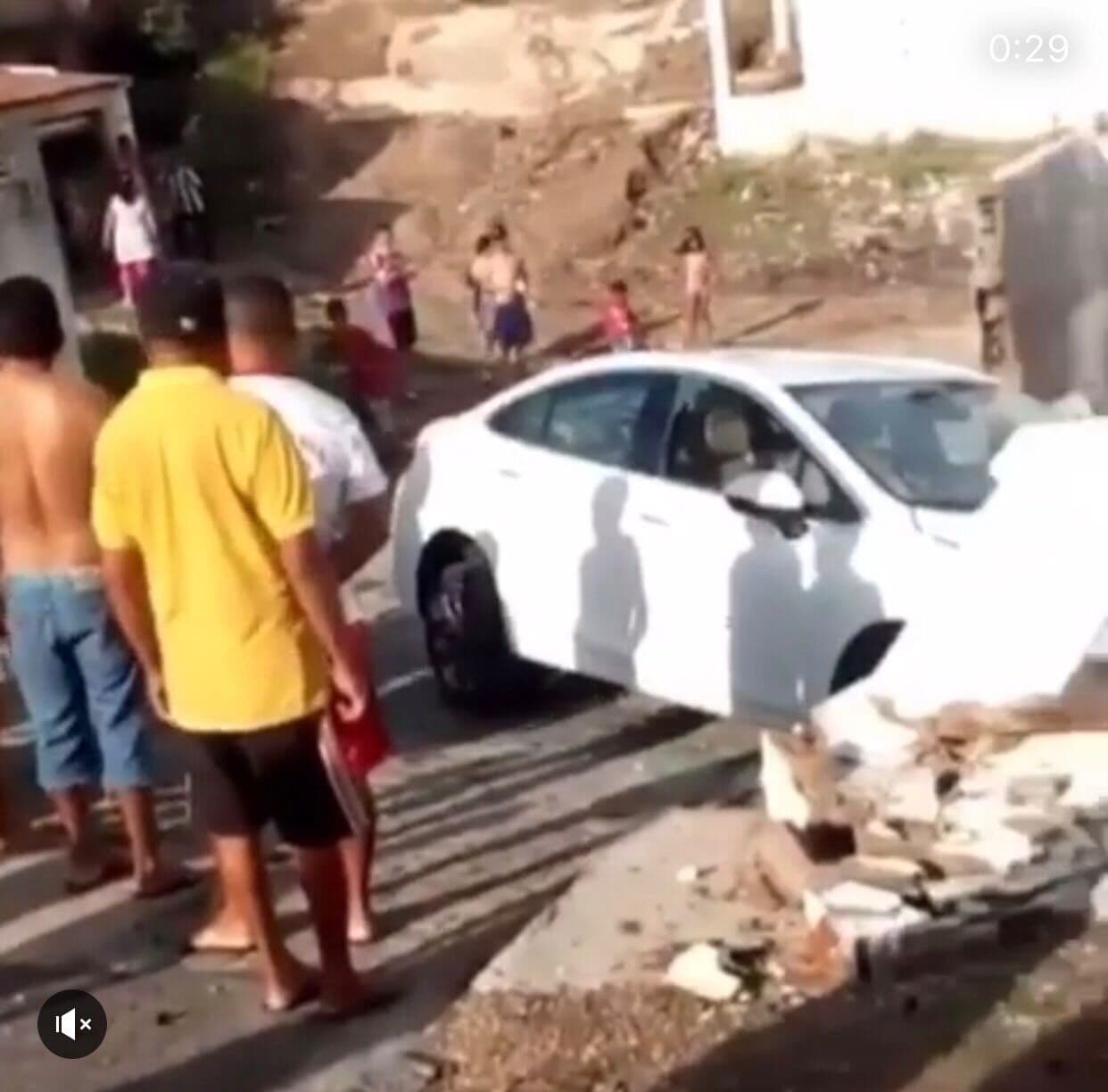 Bandido rouba carro e atinge casa durante a fuga em Campina Grande