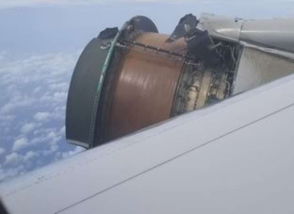 Motor de avião da United Airlines se despedaça durante voo