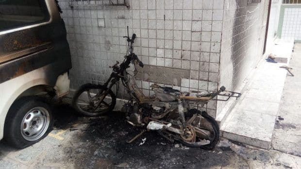 Moto é incendiada em garagem de prédio e fogo atinge carro em Gramame
