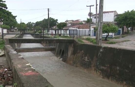 Menino de 10 anos cai de viaduto e desaparece nas águas do canal no Centro de Campina Grande