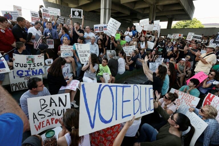 Estudantes vão a Washington pedir reforma na lei sobre armas