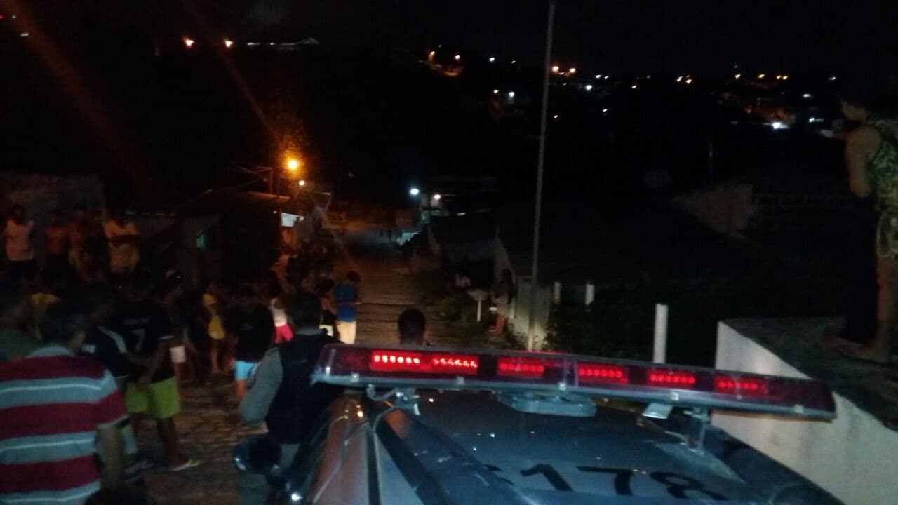 Homem é assassinado com golpes de faca e tiros em Cruz das Armas