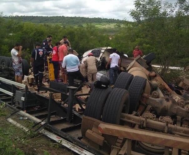 Caminhão tomba e deixa caminhoneiro preso às ferragens em Campina Grande