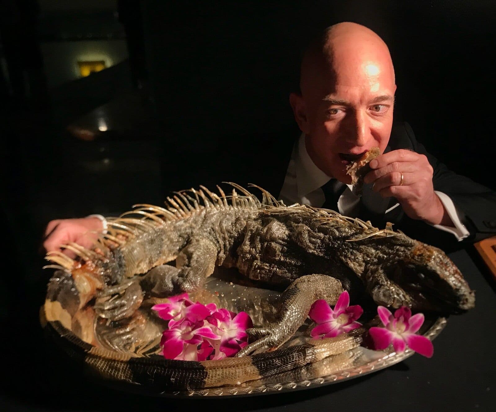 Homem mais rico do mundo come iguana após ser premiado por iniciativa na exploração espacial