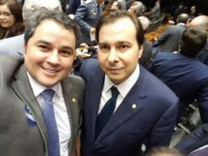 Efraim Filho critica extremismos e defende candidatura de Rodrigo Maia nas eleições 2018