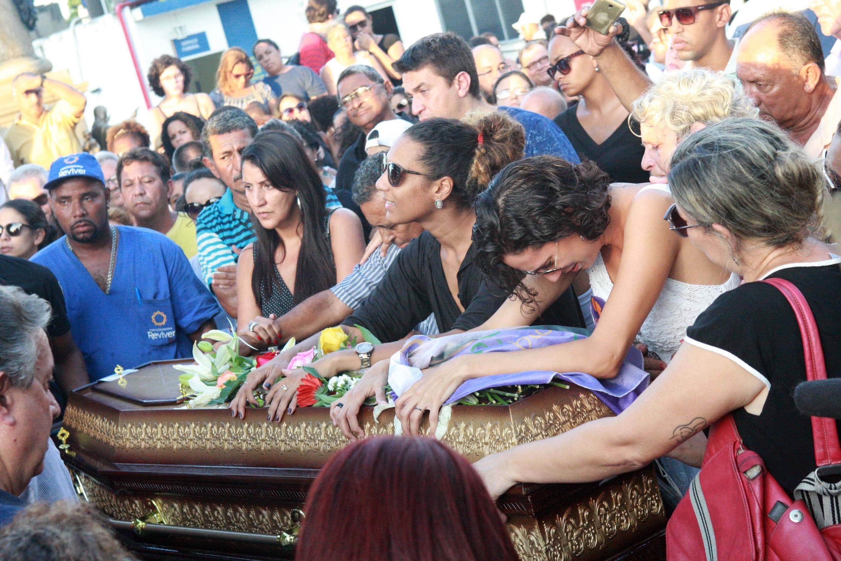 Sob aplausos e protestos, corpo da vereadora Marielle é sepultado no Rio