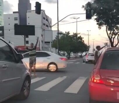 Com semáforos sem funcionar, flanelinhas tentam organizar o trânsito durante apagão