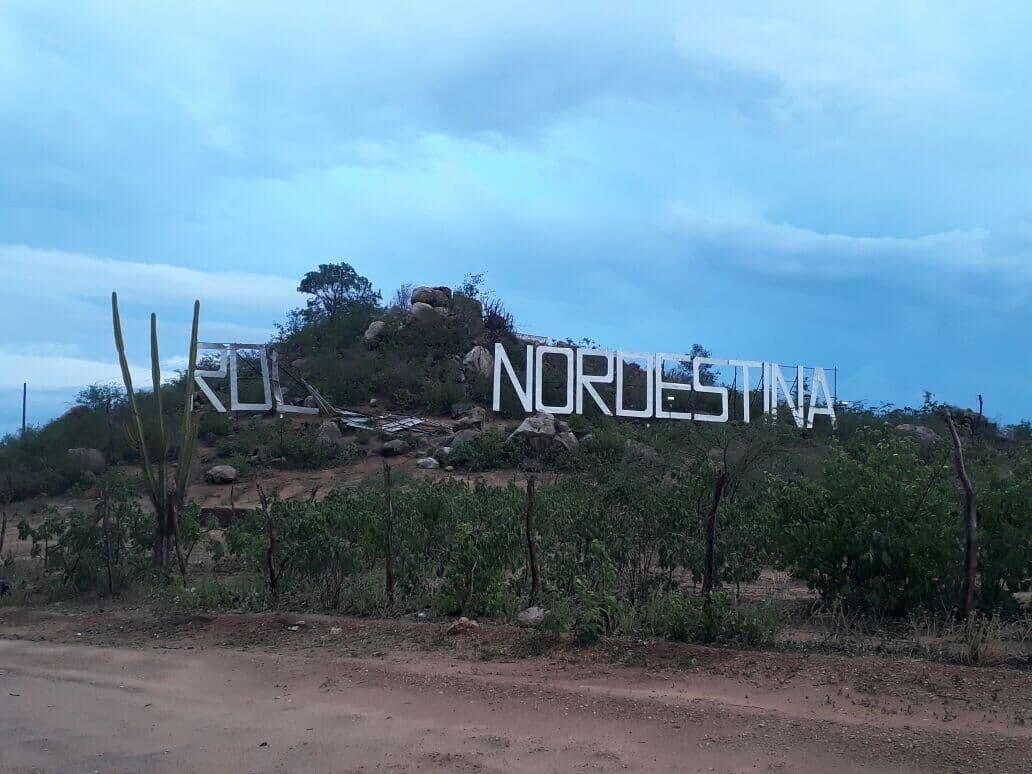 Chuva torrencial com fortes ventos derruba muros e letreiro em Cabaceiras