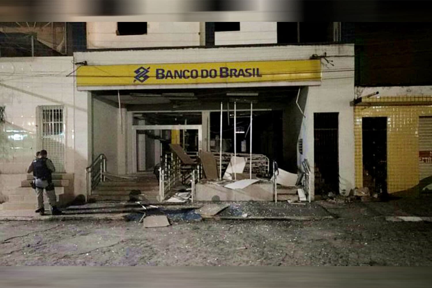 Bandidos explodem mais um banco no interior do Estado