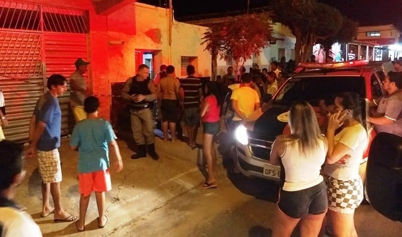 Homem é morto a facadas na porta de casa no Sertão do Estado