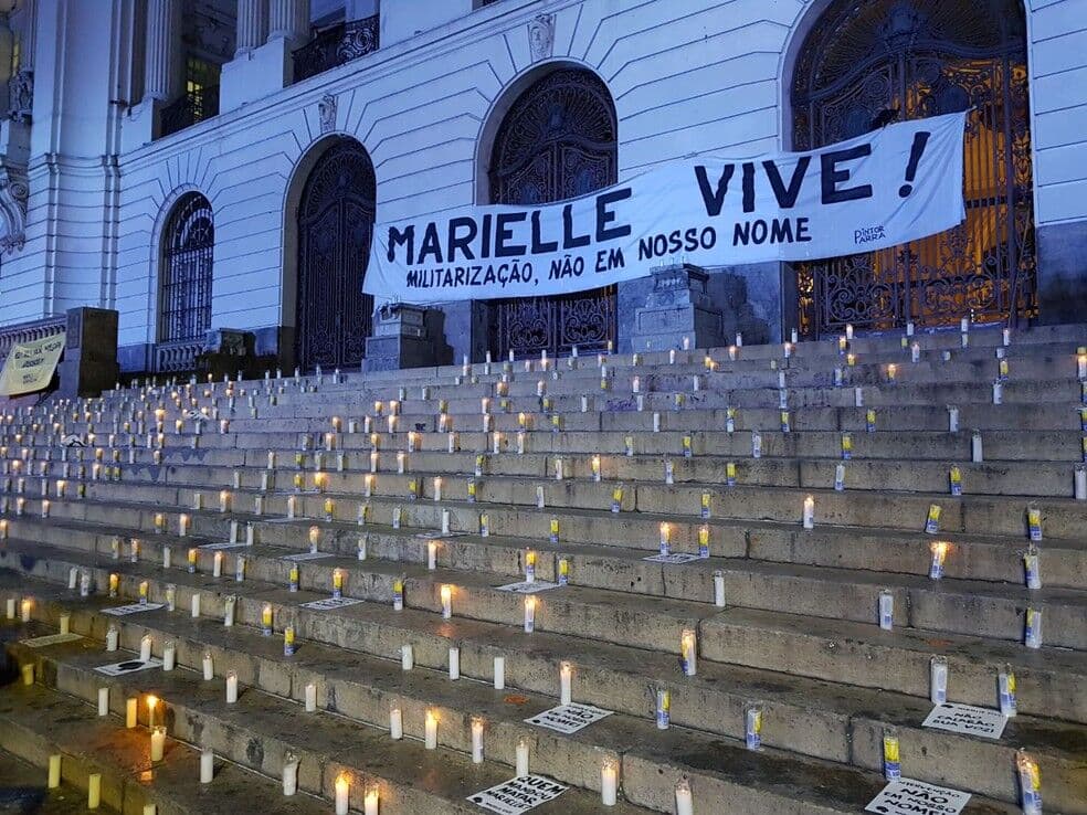 Manifestantes acendem velas no Brasil e no exterior para Marielle e Anderson