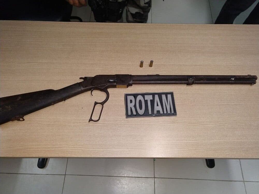 Homem é preso em flagrante por porte ilegal de arma e com R$ 1,4 mil em João Pessoa