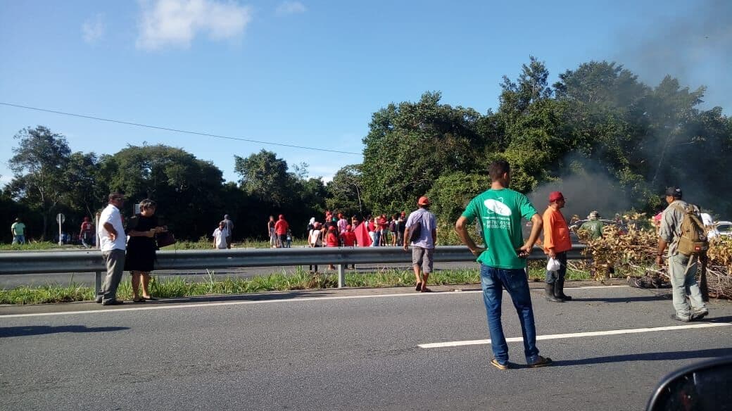 Carro fura bloqueio do MST na BR-101 e ocupante atira contra manifestantes