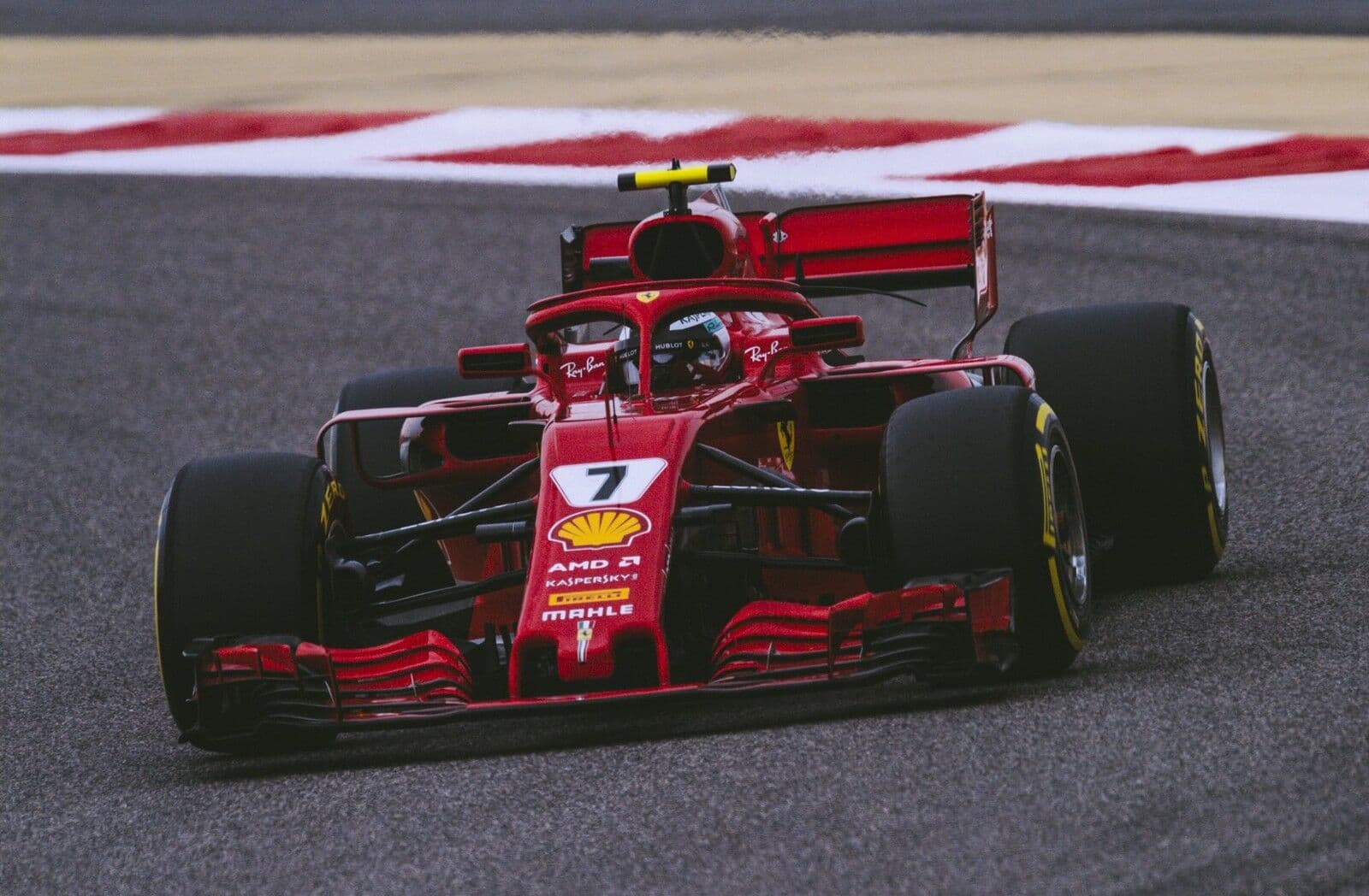 Ferrari faz dobradinha no Barein com Raikkonen à frente de Vettel