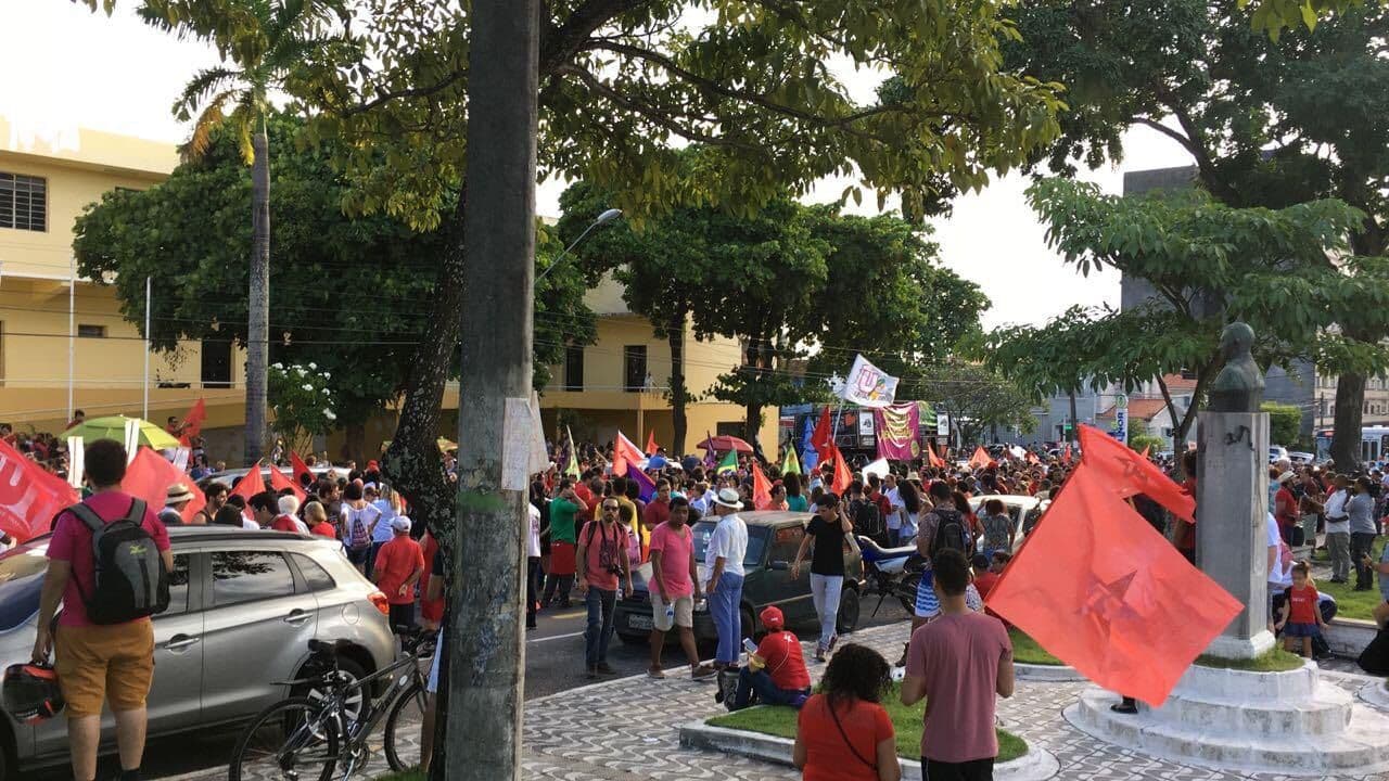 Manifestantes bloqueiam avenidas em apoio a Lula na capital