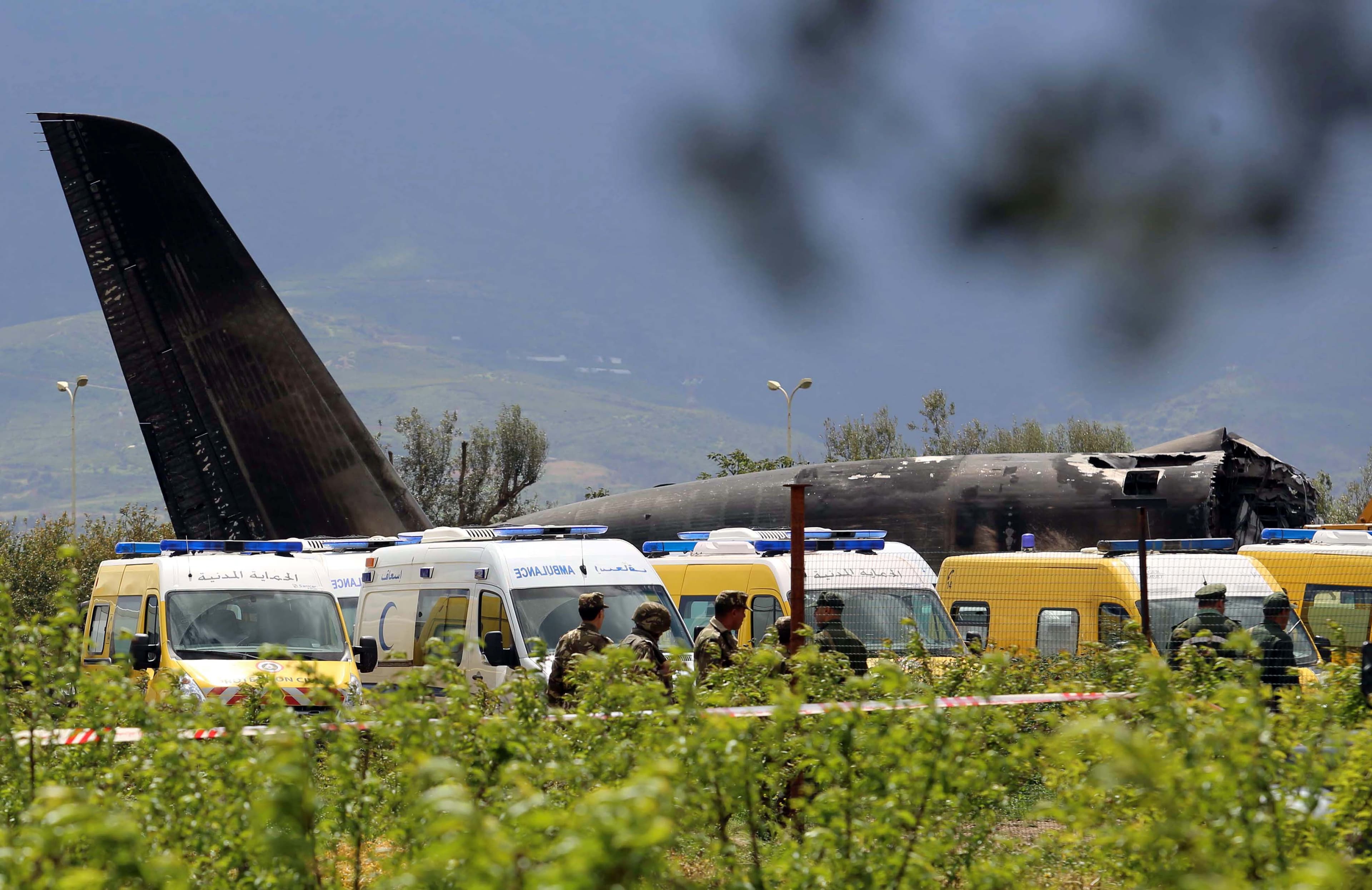 Avião militar cai e deixa mais de 200 mortos na Argélia