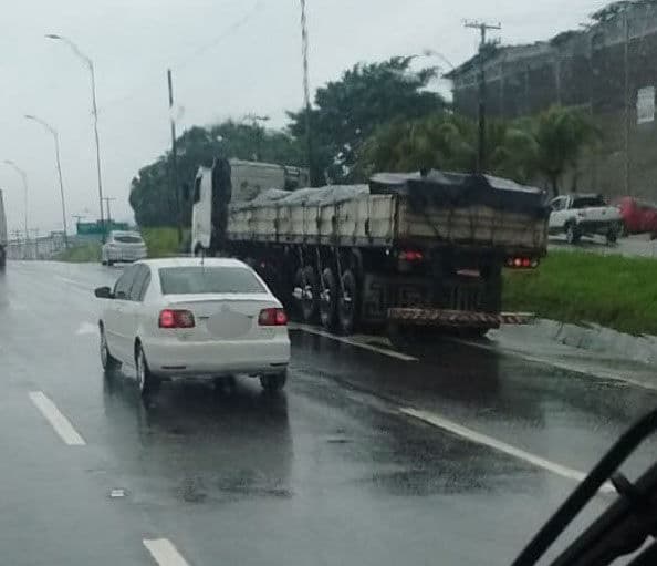 Acidente entre moto e caminhão deixa dois mortos na BR-101