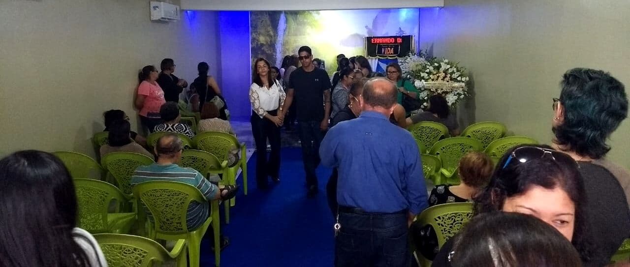 Sob comoção de amigos e familiares, corpo do jornalista Fernando ''Sapé' é sepultado
