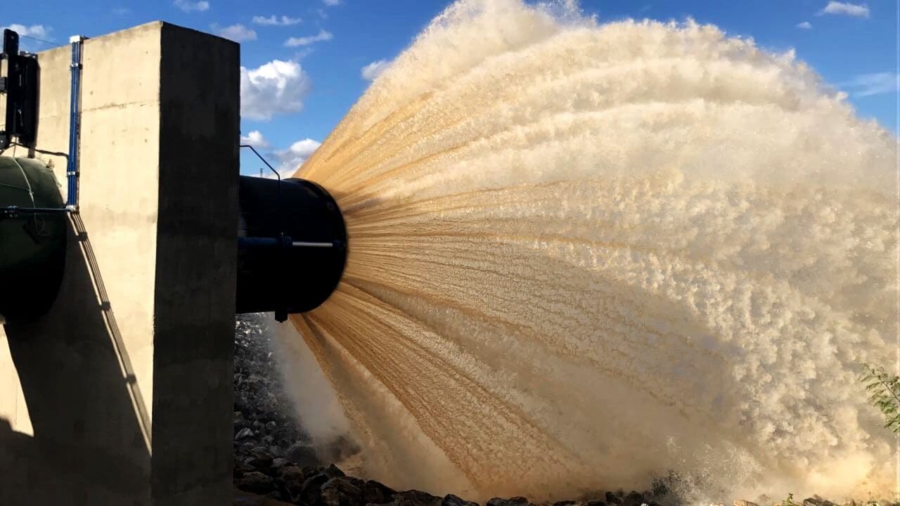 Obras no açude Boqueirão são concluídas e comportas são abertas para fornecer água para Acauã