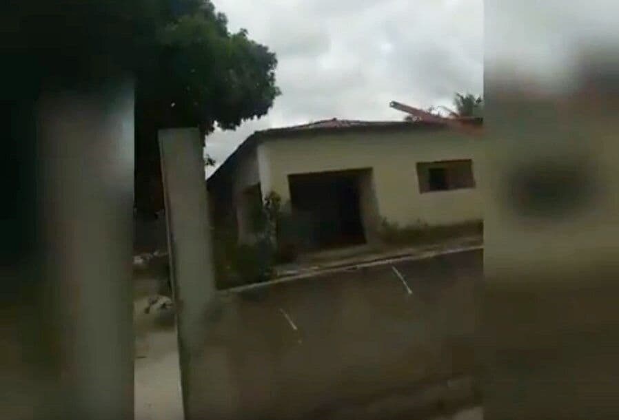 Fiscalização encontra "gato" de água entre prefeitura e casa de vereador