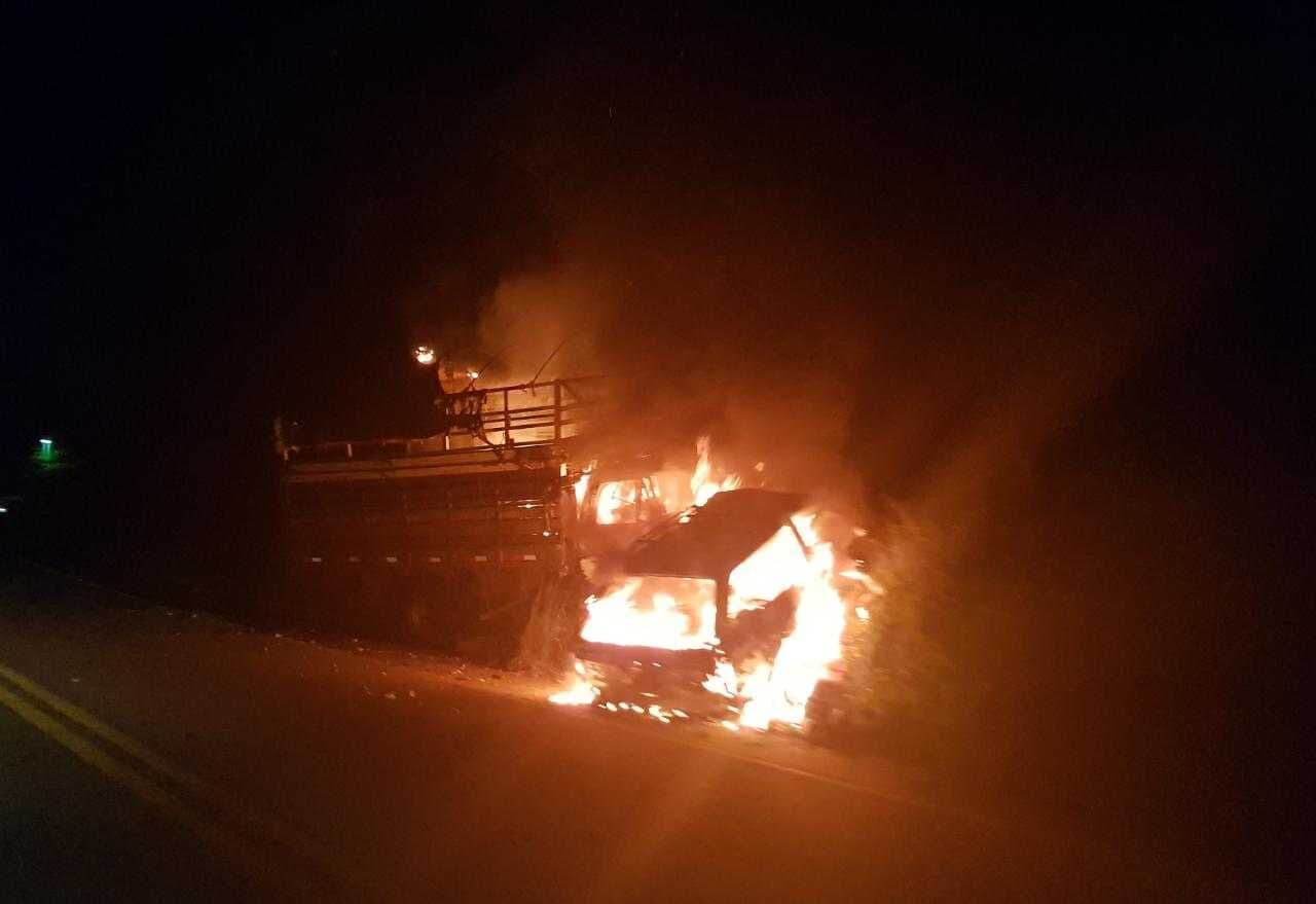Veículos pegam fogo após colidirem na rodovia estadual PB-073
