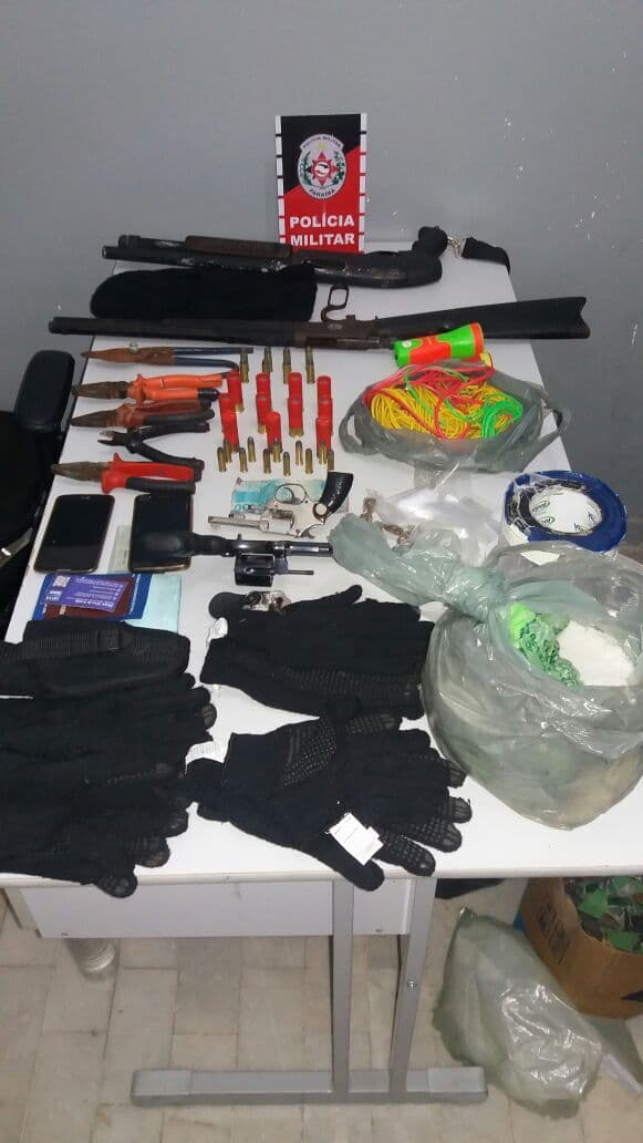 Polícia prende sete pessoas e apreende armas, grampos e explosivos