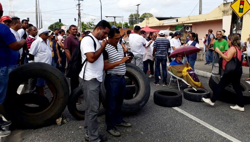 Agentes de saúde iniciam greve e bloqueiam avenida para protestar contra quebra de acordo