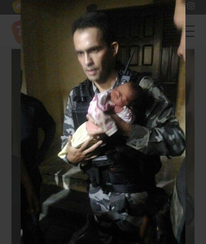 Bebê de sete meses engasga com leite materno e é salvo por policiais militares