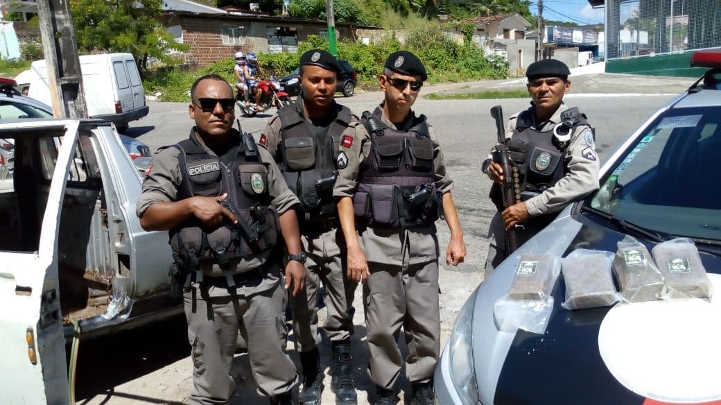 Polícia Militar apreende aproximadamente seis quilos de entorpecentes no bairro do Roger