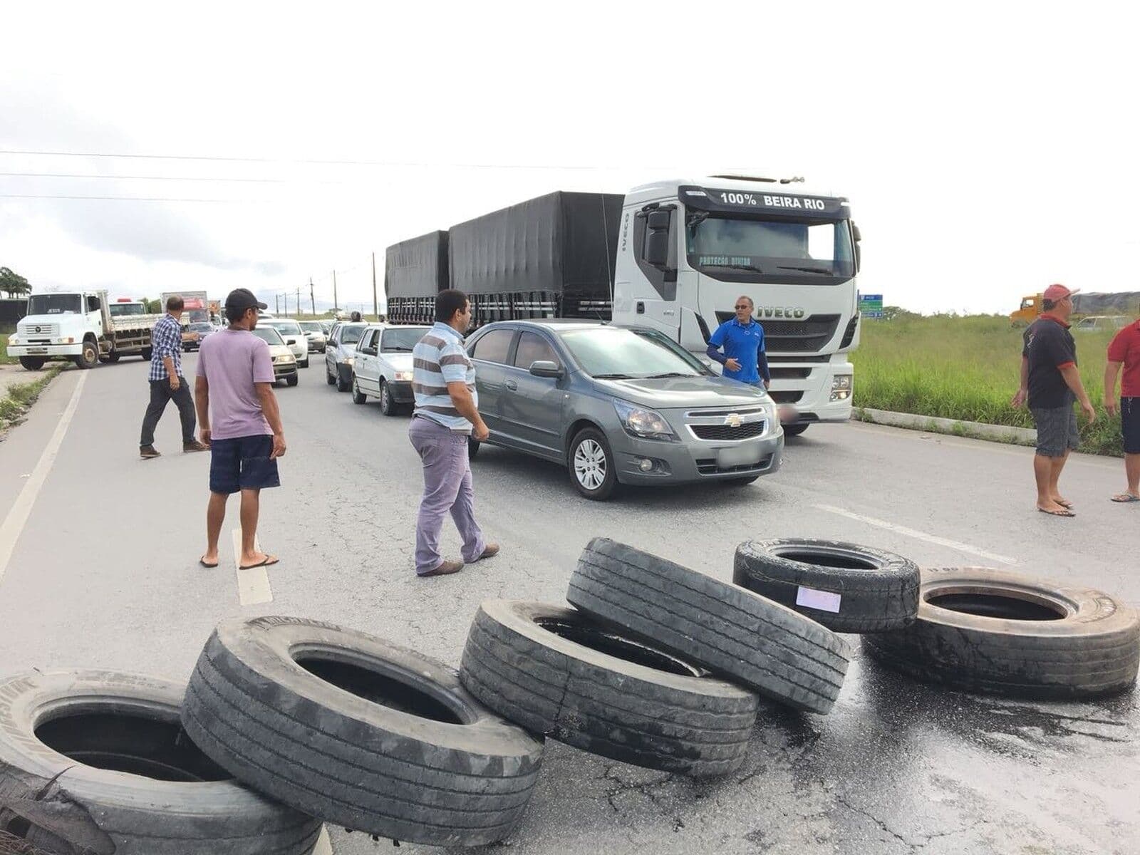 Caminhoneiros bloqueiam rodovias na Paraíba como protesto ao aumento do combustível