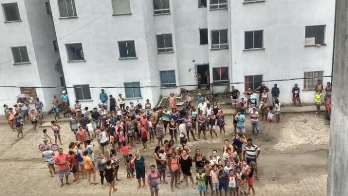 Moradores protestam ateando fogo em entrada de condomínio para impedir ordem de despejo