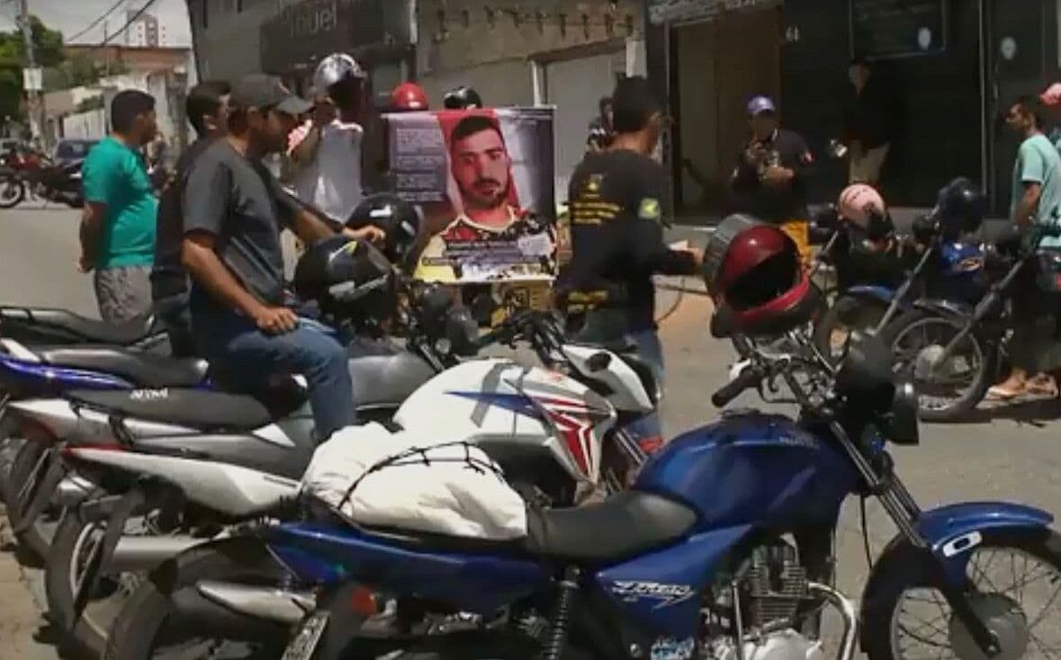 Protesto de motoboys pela morte de motociclista para o trânsito no Centro de João Pessoa