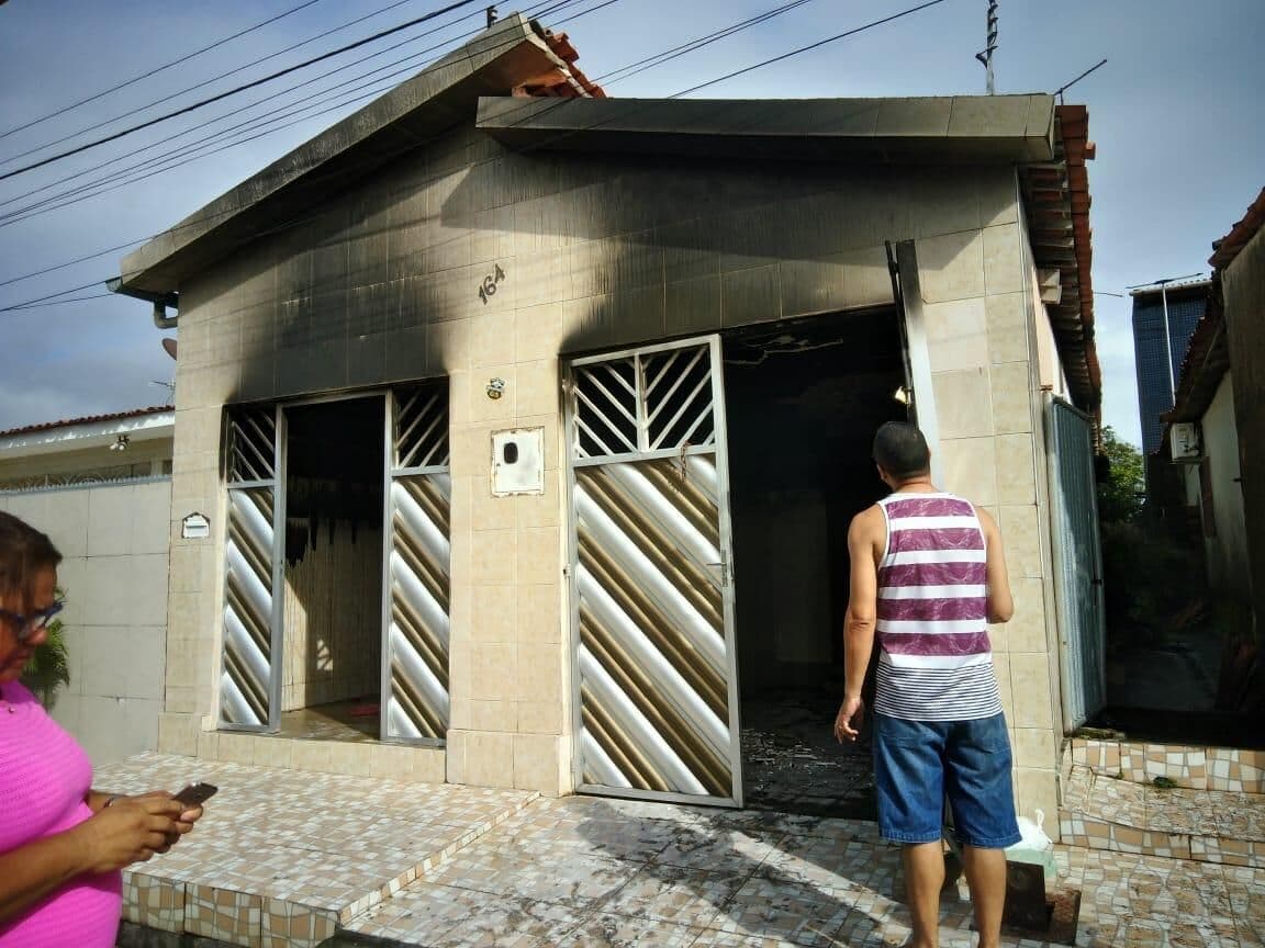 Incêndio causado por vela destrói parte de casa de idosa de 92 anos em Bayeux