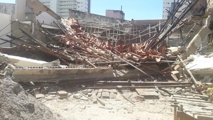 Laje de residência cai sobre duas pessoas no bairro do Bessa