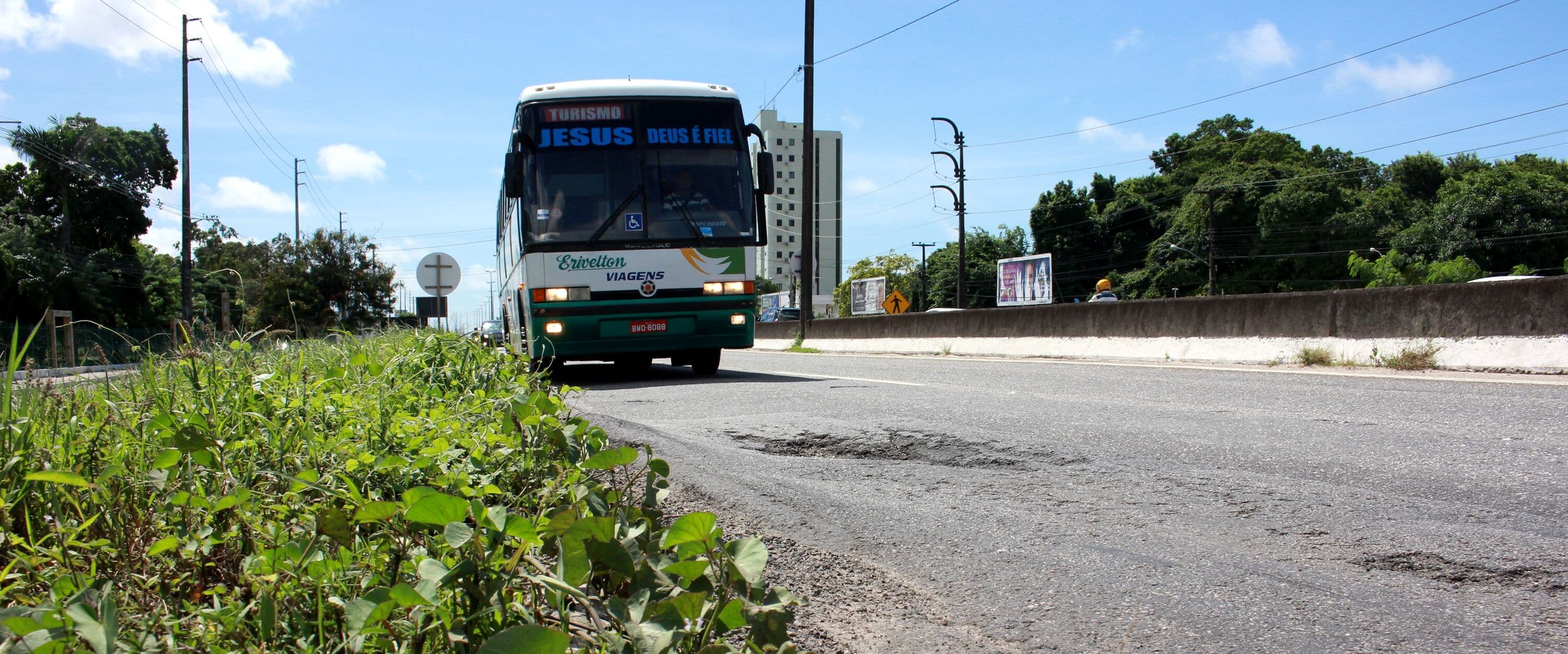 Buraco se abre na subida de viaduto na BR-230 e causa risco de acidentes