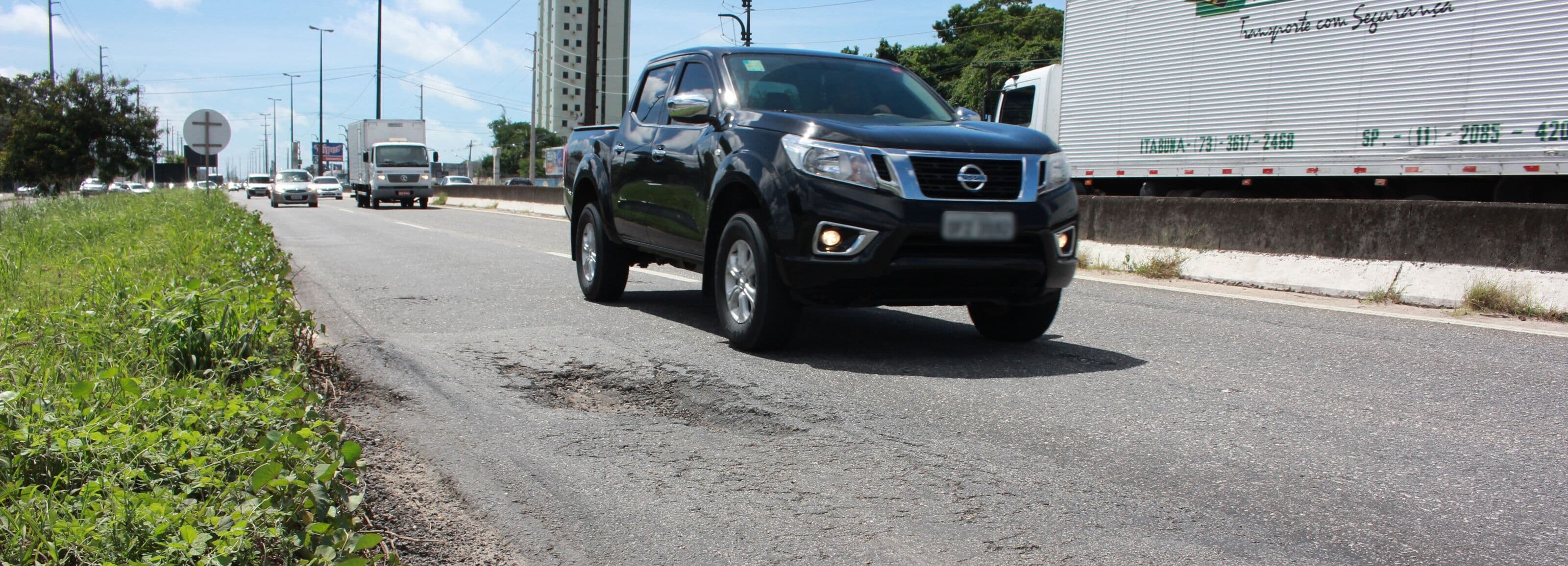 Buraco na BR-230 continua sem reparo e oferecendo risco a motoristas e motociclistas