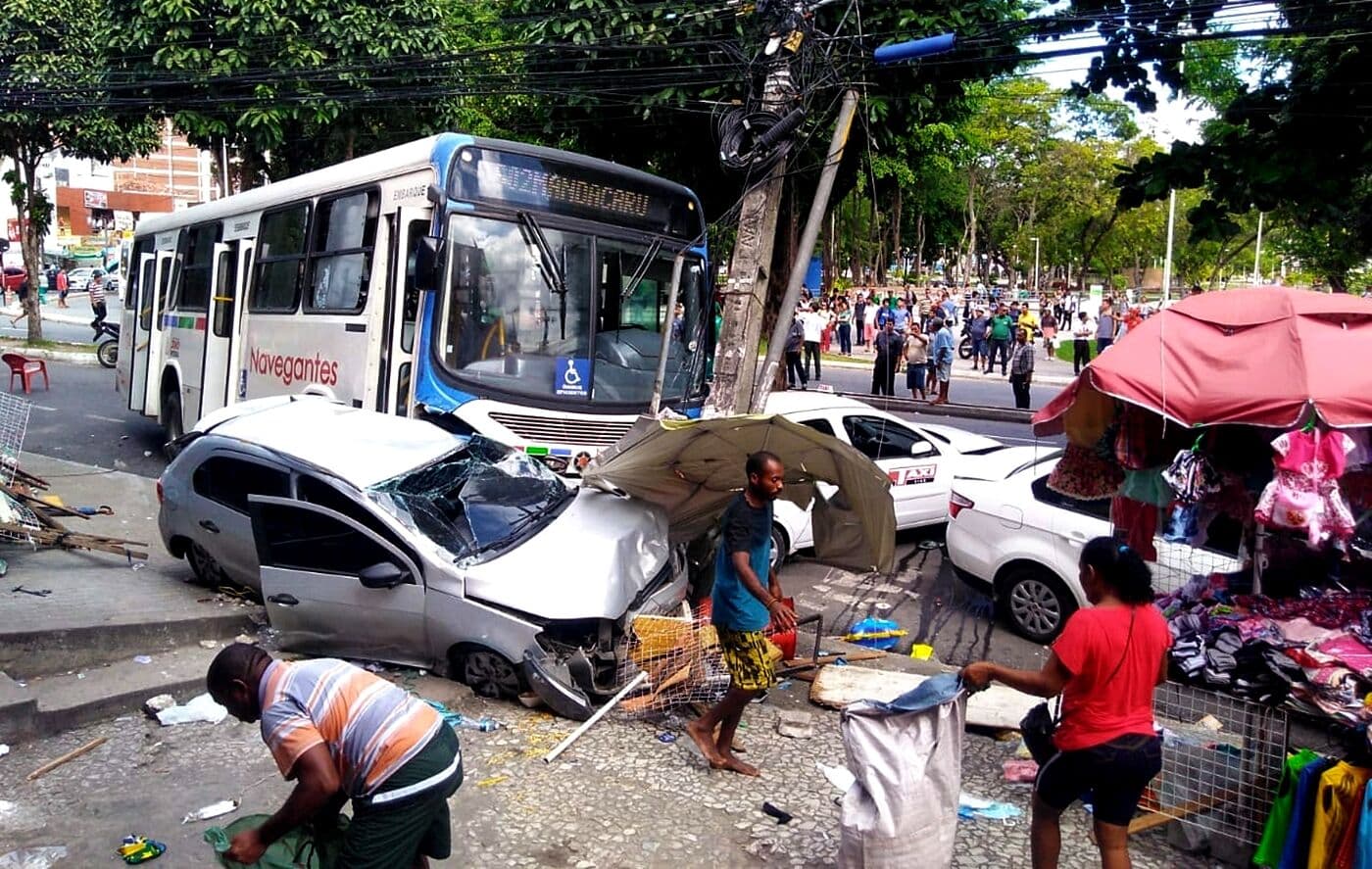Ônibus invade calçada, atinge táxis e deixa 4 feridos no anel externo da Lagoa