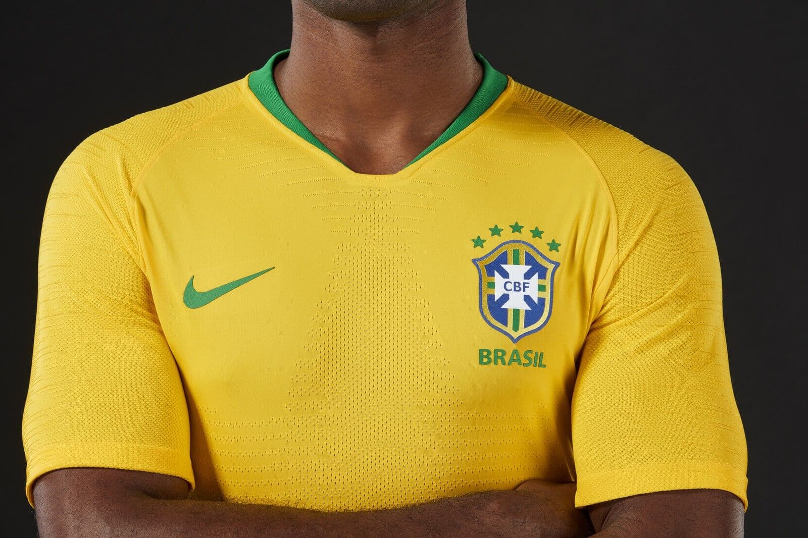 CBF revela nova camisa do Brasil com amarelo ‘vibrante’ inspirado na Copa de 1970